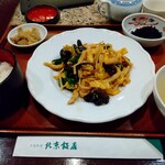 北京飯店 - 週替りランチ「豚肉とキクラゲの卵炒め」全景