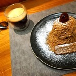 Trattoria KUJIRA Sapporo - オーダーしたケーキとコーヒーを上にて。