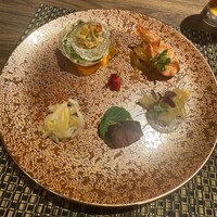 花梨 - 上海蟹入り前菜盛り合わせ〜蟹味噌の冷菜、海老のボイルと海月、ミニフカヒレ、松坂牛のチャーシュー、白菜の甘酢和え