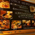 Trattoria KUJIRA Sapporo - 看板に記されたランチメニューを拡大。
      左下の例のメニューとんでもないけど食べたいですわ！！