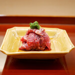 Ishimaru - ◆鯨
                        浅葱を卵黄代わりにユッケのようにして混ぜて頂きます。