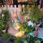 ピーターラビット ガーデンカフェ  自由が丘 - 玄関前にピーターが食べながらお出迎え♪