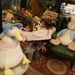 ピーターラビット ガーデンカフェ  - 等身大まではいかないけど大きなぬいぐるみたちが至る所にWelcomeしているようでした