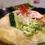 Menya Shichiriya - 拡がる色鮮やかな各種トッピング、”麺”は”スープ”の中、トッピングの下に隠れ、後からの登場となります。