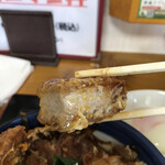 呑みめしや いっぷく - 肉厚のかつ断面
      食べ易いようにかカットされている
