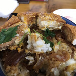 呑みめしや いっぷく - 明るさの関係で分かりずらいが
      ご飯にもしっかりタレが染みている