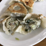 呑みめしや いっぷく - わかりずらいが、餃子の餡たっぷり