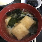 Nomimeshiya Ippuku - 味噌汁　(豆腐、わかめ、油揚げ、ねぎ)
                        優しい味わいで美味い