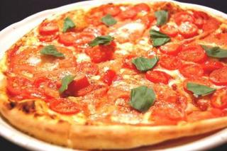 Taberuna Ishi - ▲【フレッシュトマトとバジリコのピザ】ディナーのみの人気メニュー。生地からすべて手作りです！