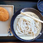 Hanamaru Udon Morioka Mukainakano Ten - 涼麵(小)340日圓，炸可樂餅130日圓