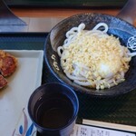 Hanamaru Udon Morioka Mukainakano Ten - 冷冷的溫泉蛋淋醬烏冬(中)470日圓，去蔥，炸雞130日圓x2個