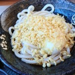 Hanamaru Udon Morioka Mukainakano Ten - 溫泉蛋淋醬烏冬麵特寫，天婦羅渣自取