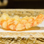 日本橋 蕎ノ字 - ◆車海老（鹿児島産）
      ☆一つ目のレアの海老は塩で頂く。絶妙な火入れ加減である。