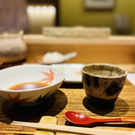 日本橋 蕎ノ字 - ◎天つゆと大根おろし、塩とレモンが置かれている。