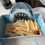 アミティ・ランディング・レストラン - ポテトを食うサメ