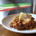 イタリア食堂 ダンデライオン - ＊豚肩ロースと温玉のアマトチャリーナ・・豚肉やトマトソースたっぷり。パスタの量は普通かしら。