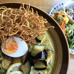 カメイノ食堂 - カオソーイと付け合わせのお惣菜