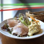 Itaria Shokudou Danderaion - ＊サラダは生ハムや玉子サラダ、ピクルスなどが盛られ、美味しそう。 シーザードレッシングがかけられていて、美味しい品、量もタップリ。