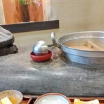 花百咲 - ご飯は土鍋炊き、味噌汁も大鍋から出てきます