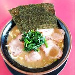 家系ラーメン たつ家 - チャーシューメン中盛。カタメ　¥1000