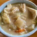家和楽 - 豆腐の他に、人参、大根、油揚げ、白菜など。里芋は無し。