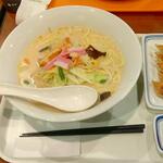 リンガーハット - 長崎ちゃんぽん 麺1.5倍と餃子５個 で(税込)900円 ※上から (2022.10.16)