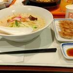 リンガーハット - 長崎ちゃんぽん 麺1.5倍と餃子５個 で(税込)900円 ※角度を変えて(2022.10.16)