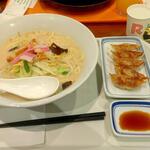 リンガーハット - 長崎ちゃんぽん 麺1.5倍と餃子５個 で(税込)900円 (2022.10.16)