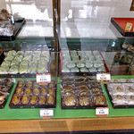 かめや菓子店 - ショーケースには懐かしい感じの和菓子が並んでいます