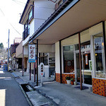 Kameyakashiten - 通りには雁木が設置されています