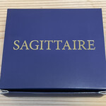 SAGITTAIRE - シックなデザインの外箱。