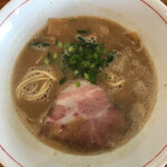 麺や なかよし - 豚骨＋鶏ガラの割と濃厚系のラーメンです
