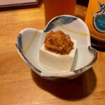 日本酒 炭火焼き ちどり - お通しの鳥みそ奴っこ