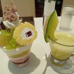 タカノフルーツパーラー - シーズナルトライフル シャインマスカットとピオーネ　マスクメロンジュース
