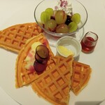 タカノフルーツパーラー - シャインマスカットとピオーネのワッフル