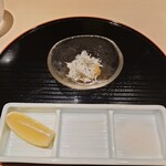 天冨良 麻布よこ田 - しらすおろし　胃腸を整えて天ぷらが美味しく食べられるように、とのこと