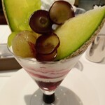 タカノフルーツパーラー - マスクメロン・シャインマスカット・ピオーネパフェ