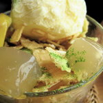 ロビーラウンジ すみれ - フレークでなくて炭酸煎餅という徹底ぶり