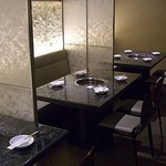 韓国料理 楽々 - パーテーションで完全に仕切れ、半個室になる空間。