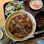 Butasute - 牛丼（サラダ付）