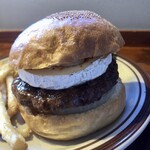 バーガーショップホットボックス - 10月限定マンスリーバーガー「Camembert cheese Burger/カマンベールチーズバーガー」(1870円)