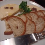 VAGABOND - カマンベールチーズのオーブン焼き アンチョビバター@700円