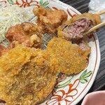 金沢肉食堂 10&10 - メンチ。味はいいけどけっこうレア…大丈夫か？？