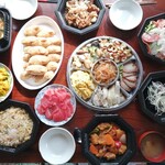 中華料理　広香居 - デリバリーなので広香居とは無関係のお料理も並んでいますが、オードブルや酢豚、炒飯、油淋鶏など