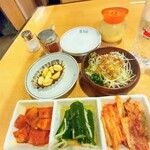 龍月園 - ニンニク焼き・白葱のピリ辛和え・キムチ盛り合わせ