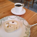 喫茶 山の分室 - コーヒー　550円/季節のロールケーキ（栗）600円