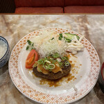 Tsukahara - 和風ハンバーグ　キャベツもお店でトントンされてました　マカロニサラダも嬉しい