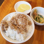 Ohana - そぼろご飯（セット￥100）。ほんのり甘辛く味付けされた挽肉、ちくわ磯辺天も付いてサービス満点！