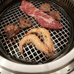 幸せの焼肉食べ放題 かみむら牧場 - エビは剥くときヤケドに注意ね