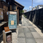 modest - 入口からお店へのアプローチ